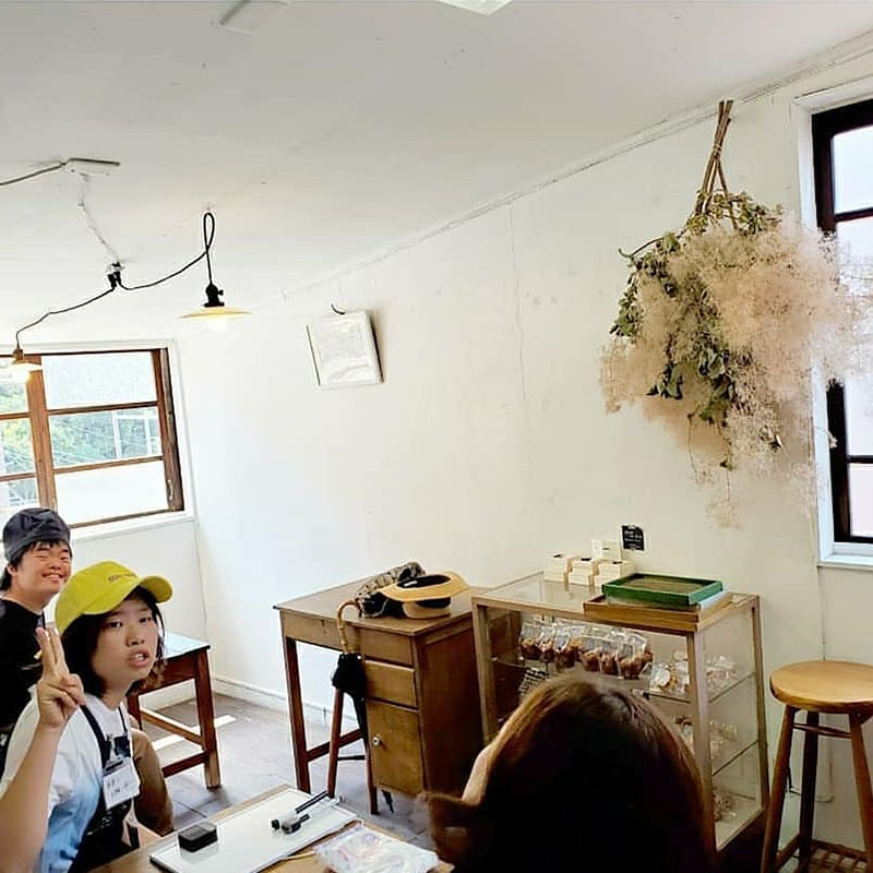 店内にはお花が飾ってあり癒される雰囲気です